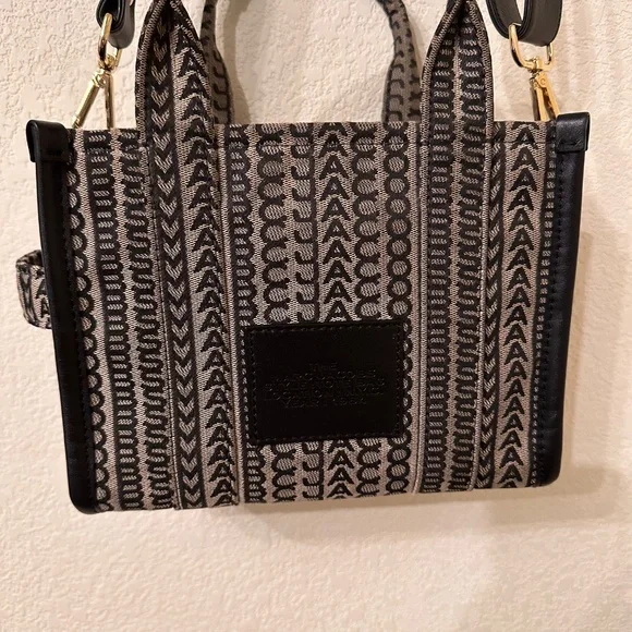 Marc Jacobs The Monogram Jacquard Small Tote Bag W/ Shoulder Strap - Picture 3 of 11
